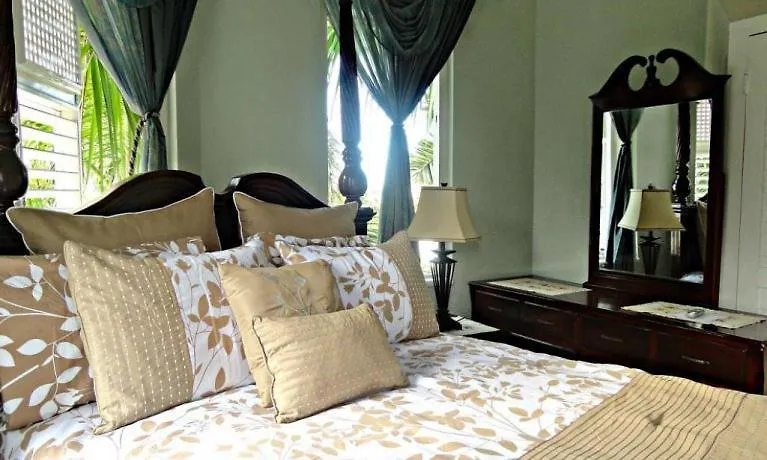 Private 2 Bedroom Beachfront Penthouse Condo Ocho Rios, Jamaica شقة