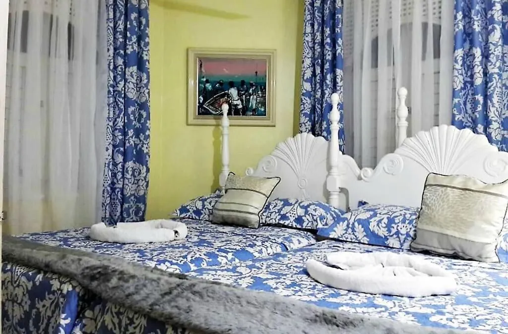 Private 2 Bedroom Beachfront Penthouse Condo Ocho Rios, Jamaica جامايكا