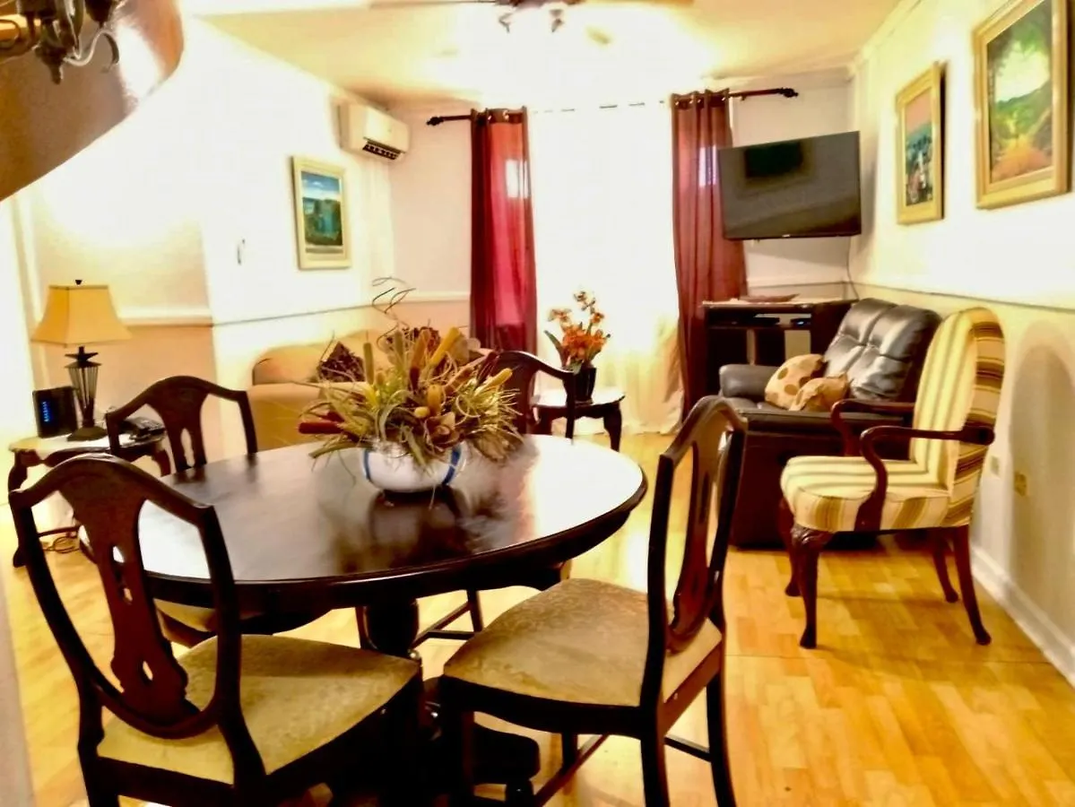 Private 2 Bedroom Beachfront Penthouse Condo Ocho Rios, Jamaica شقة